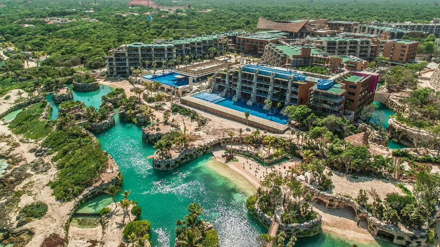 Xcaret Arte – piscinas y playa de laguna natural