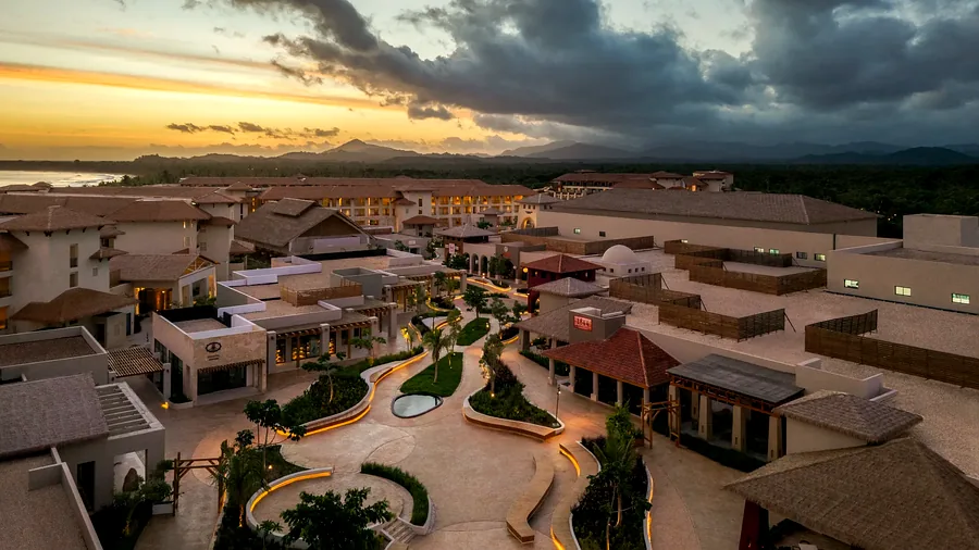 Dreams Playa Esmeralda – Public Square centro del complejo Secrets y Dreams