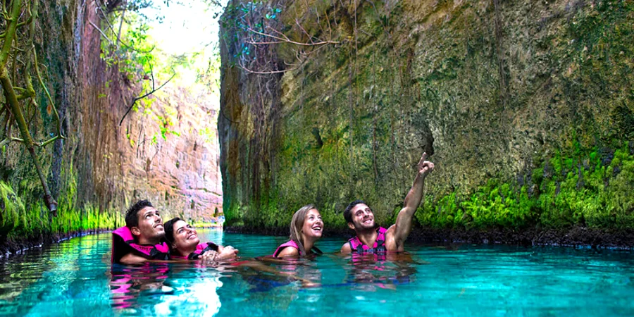 Xcaret excursiones desde Cancún — río subterráneo y cenotes