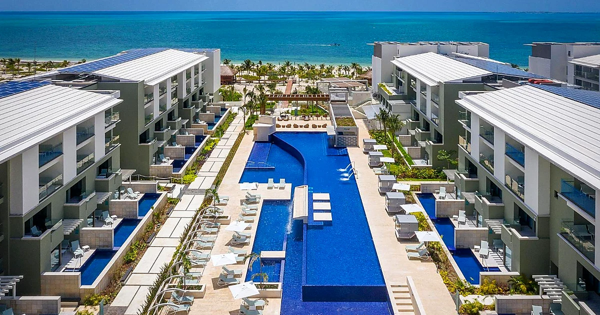Catalonia Grand Costa Mujeres All Suites & Spa – Quinta Avenida y piscinas