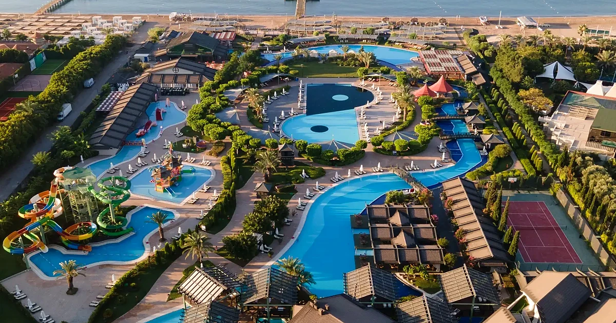 Limak Lara De Luxe Hotel – estilo oriental y parque acuático frente al mar