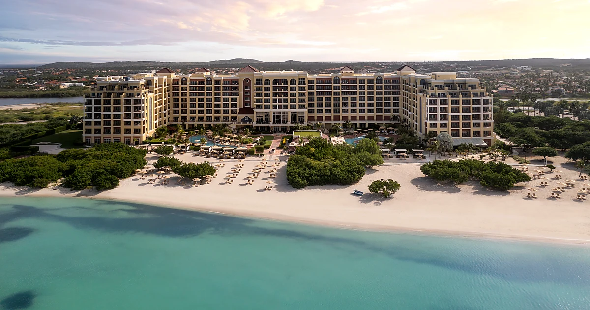 The Ritz-Carlton, Aruba – suite con balcón privado frente al Caribe