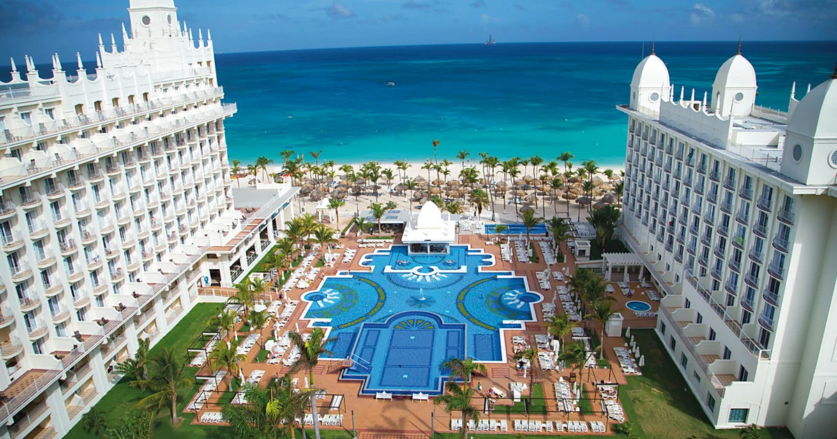 Riu Palace Aruba – asador junto a la piscina en Palm Beach