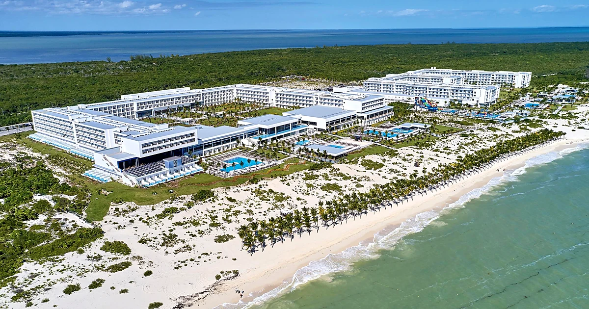 Hotel Riu Palace Costa Mujeres – fachada y piscinas