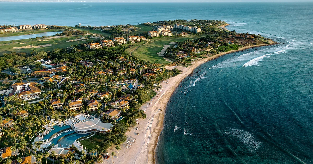 St. Regis Punta Mita – hotel de lujo sobre península privada con restaurante Carolina