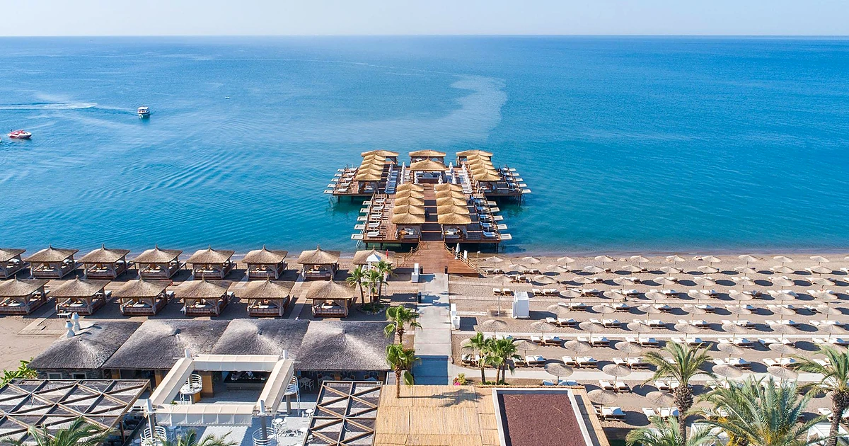 Titanic Deluxe Lara – parque acuático y playa privada con camas balinesas