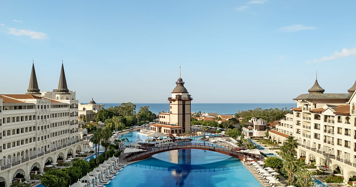 Titanic Mardan Palace – piscina monumental y restaurantes flotantes sobre acuarios