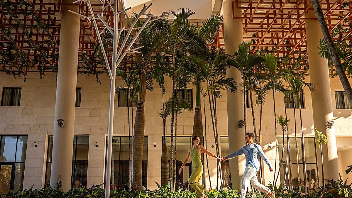 W Punta Cana – vestíbulo con plantas vivas piso a techo