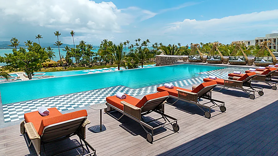 Zemi Miches – piscina infinita del rooftop Club Azure con vistas a la Playa Esmeralda