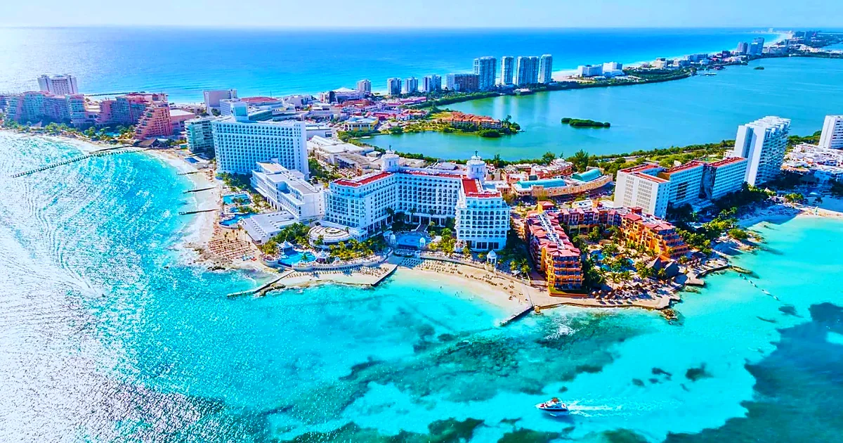 Hoteles todo incluido solo adultos en Cancún — piscina infinity frente al Caribe