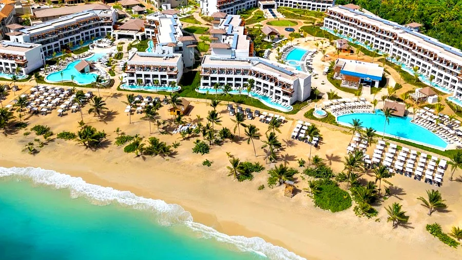 Secrets Playa Esmeralda – piscina animada con bar Barracuda