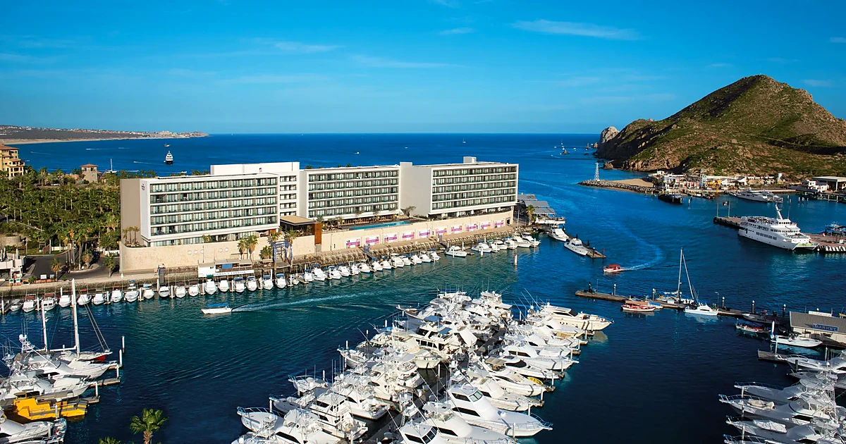 Breathless Cabo San Lucas – rooftop lounge y vista a la marina en playa El Médano