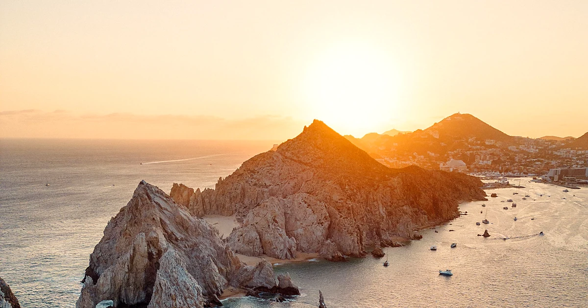 Vista aérea de un hotel de lujo en Los Cabos con piscina infinita frente al Mar de Cortés