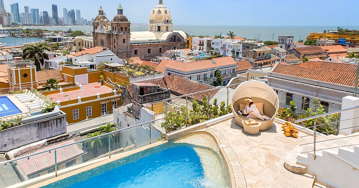 Movich Hotel Cartagena de Indias – piscina infinita en la azotea con vista al atardecer