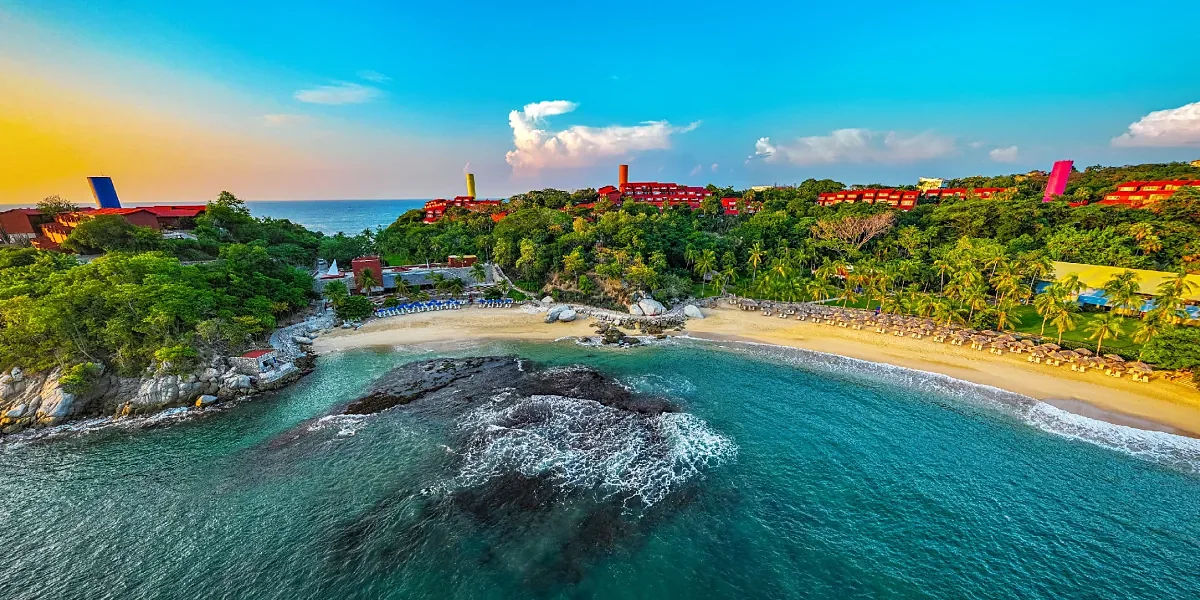 Las Brisas Huatulco – una de sus cuatro caletas privadas