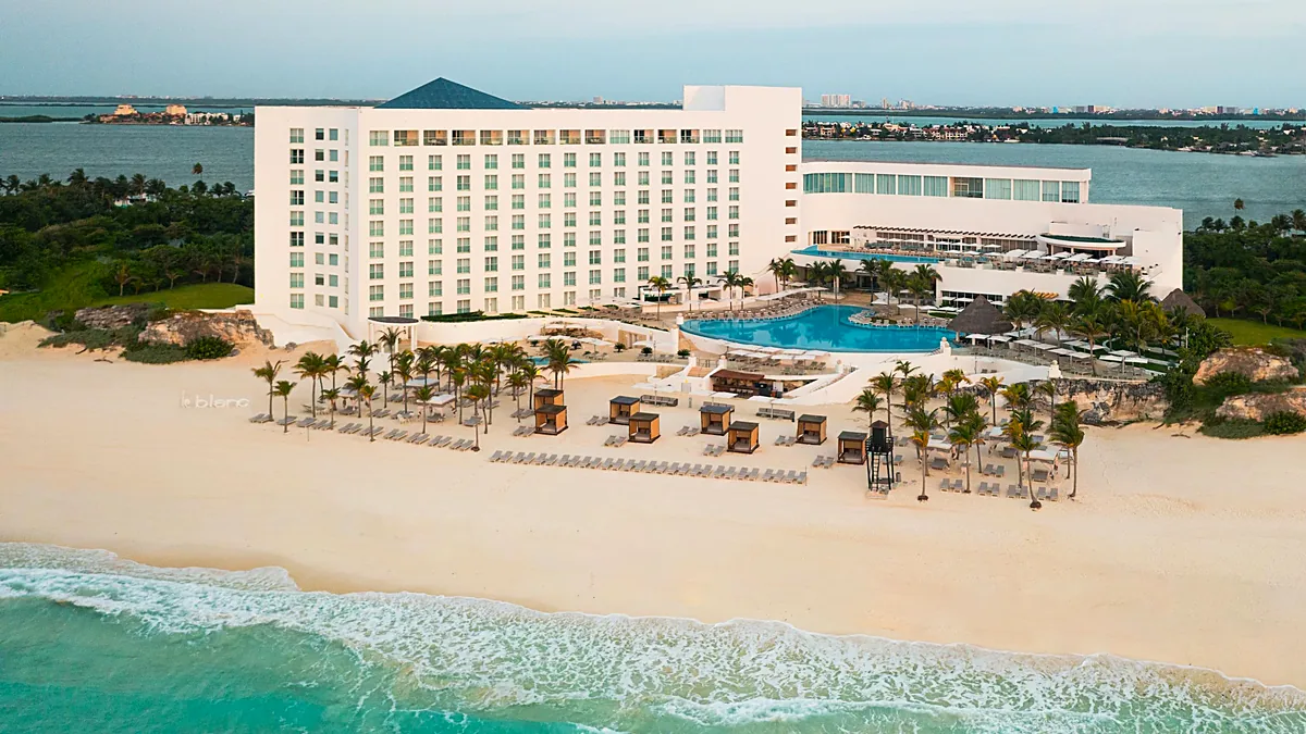 Le Blanc Spa Resort Cancun – private beach