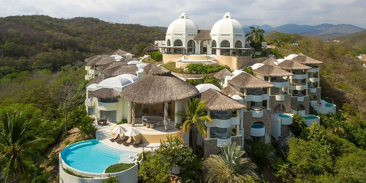 Quinta Real Huatulco – arquitectura de cúpulas blancas sobre la Bahía de Tangolunda