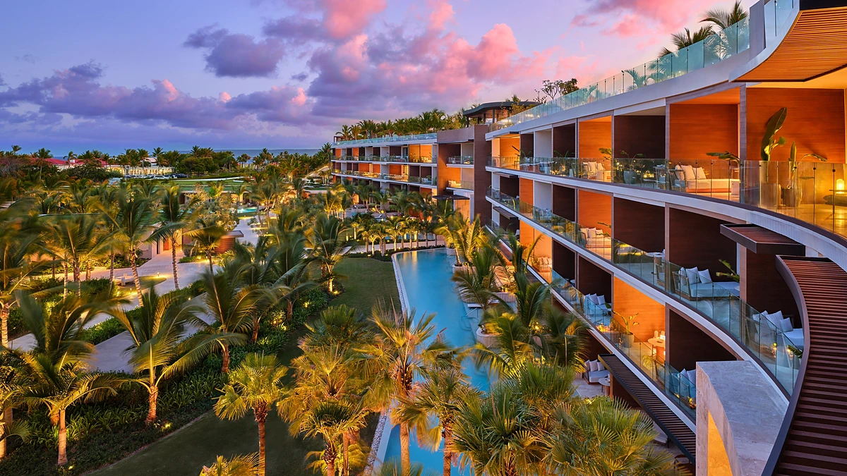 St. Regis Cap Cana – fachada junto al campo Punta Espada