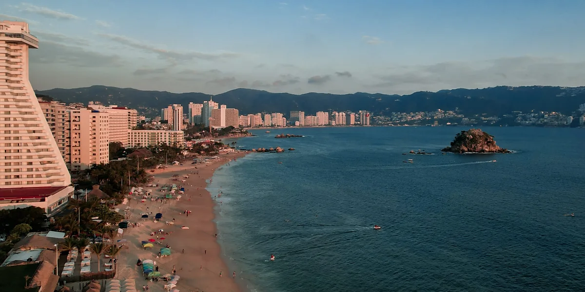 HS HOTSSON Hotel Acapulco – torre de 28 pisos sobre la Costera Miguel Alemán