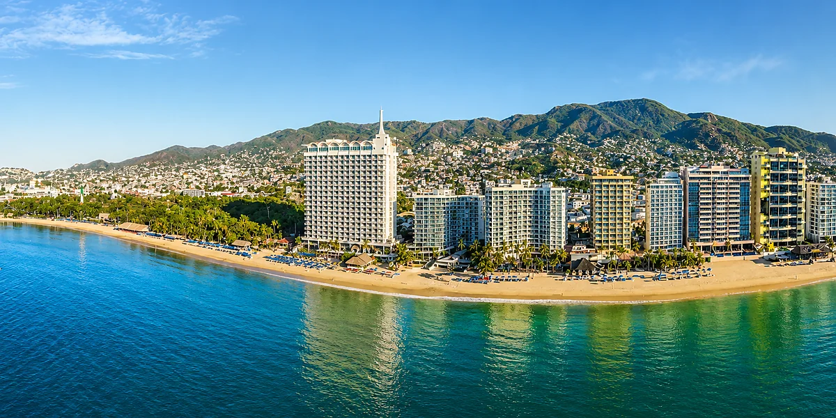Krystal Beach Acapulco – alberca infinity frente al mar en la Zona Dorada
