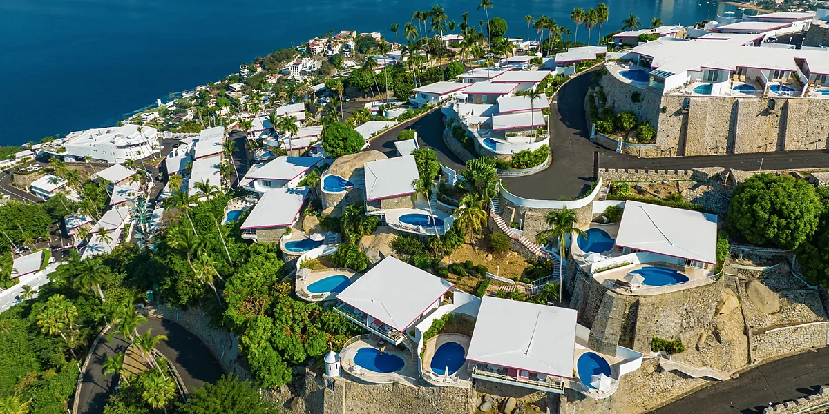 Las Brisas Acapulco – jeep rosa junto a una casita con alberca privada