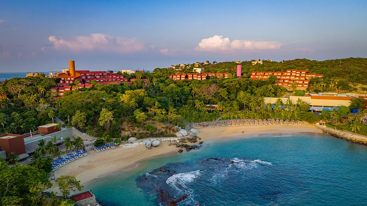 Las Brisas Huatulco: El Único Hotel de Huatulco con 4 Playas Privadas — Reseña 2026