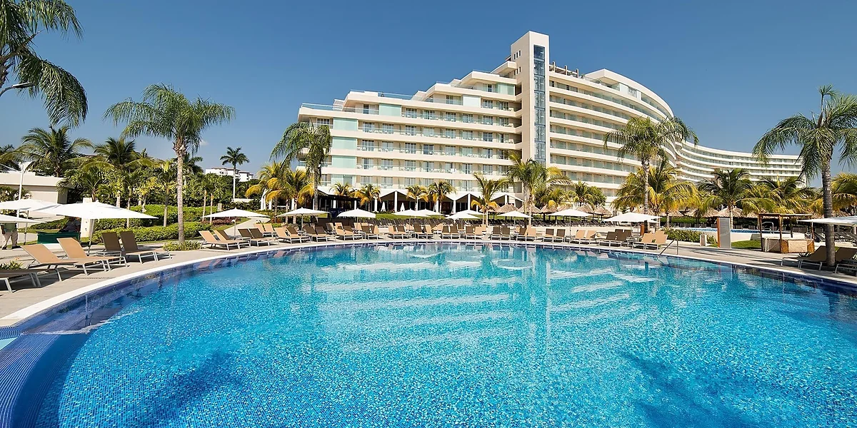 Palacio Mundo Imperial – alberca de olas en Riviera Diamante