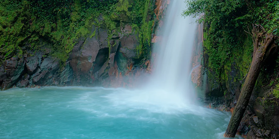 El azul turquesa del Río Celeste, cerca de Guanacaste, Costa Rica