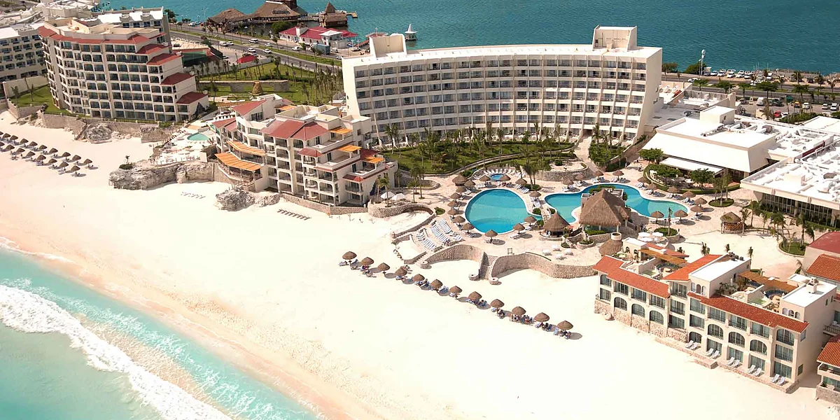 Grand Park Royal Cancún – resort todo incluido frente a una playa amplia con albercas infinitas