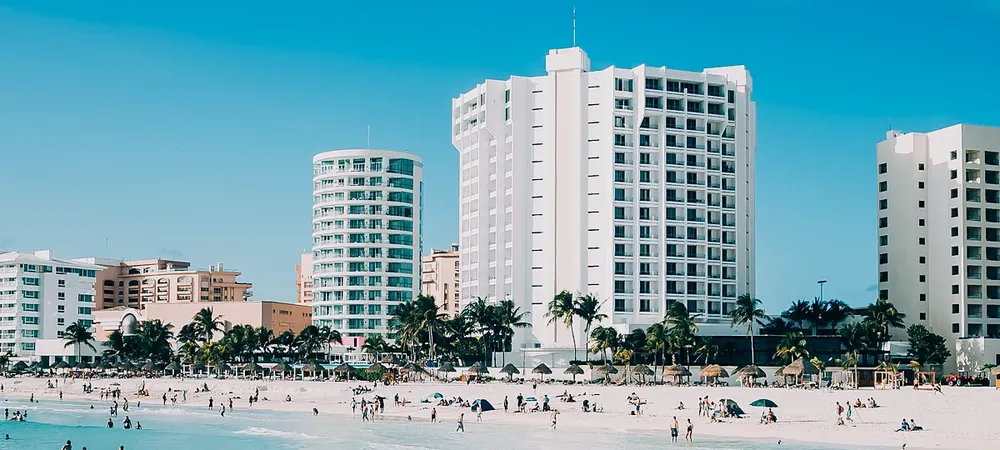 Playa de Cancún con hoteles frente al mar Caribe