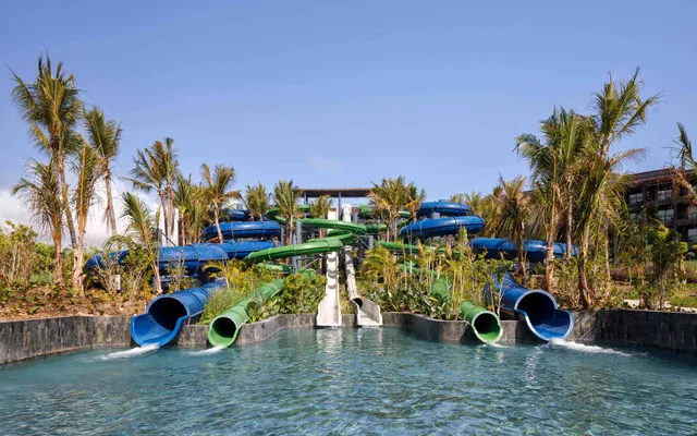 Toboganes del parque acuático de un hotel familiar en Punta Cana