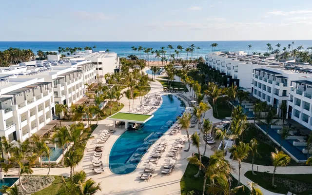 Piscina entre edificios nuevos de un hotel todo incluido en Punta Cana