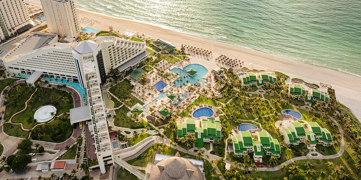 Iberostar Selection Cancún – parque acuático Aqua Fun y albercas frente a playa Delfines