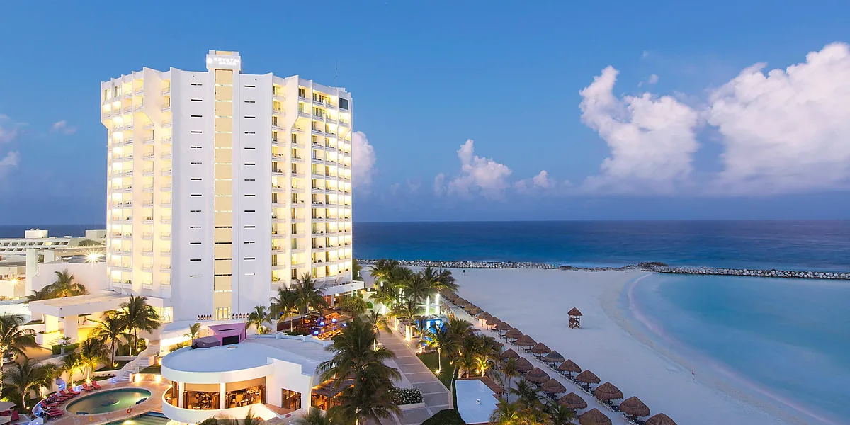 Krystal Grand Cancún – resort todo incluido en Punta Cancún con dos torres circulares