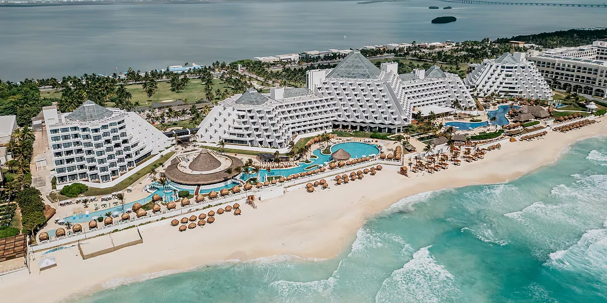 Paradisus Cancún – pirámides icónicas del hotel y piscina frente al mar en la zona hotelera
