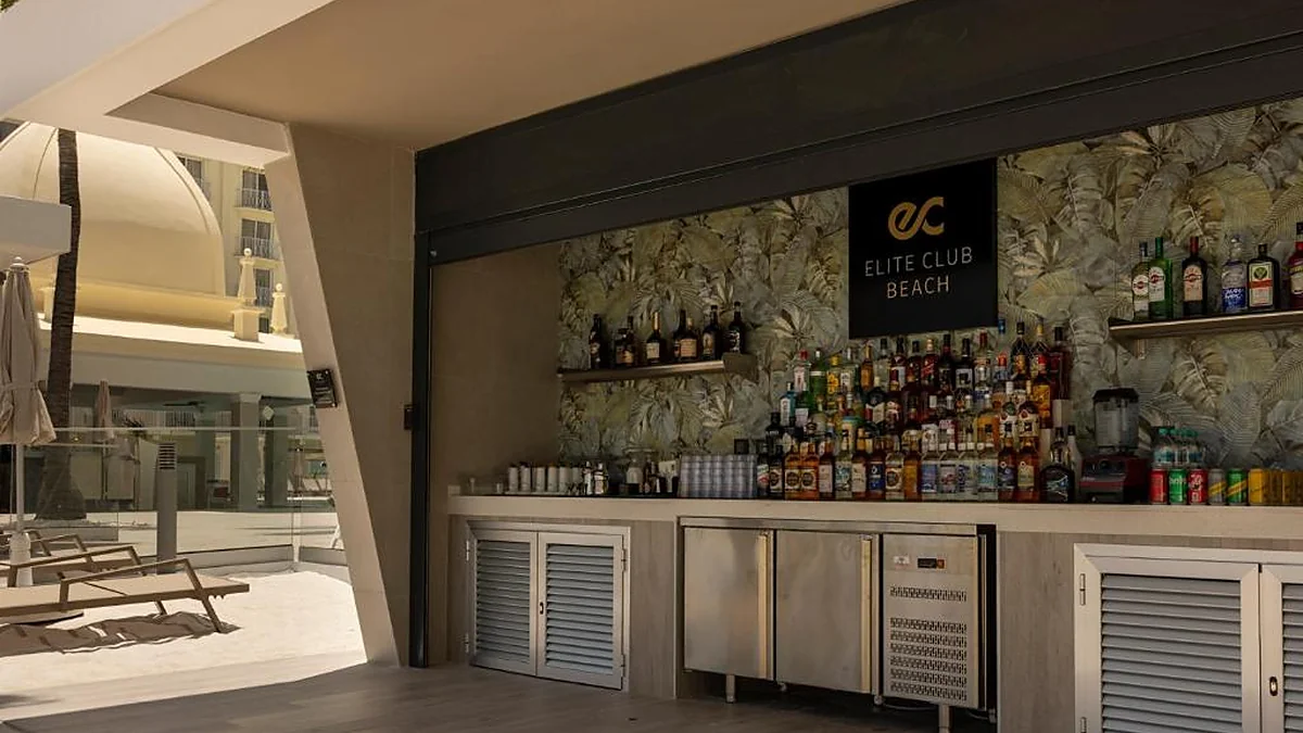 Elite Club del Riu Palace Aruba – bar y zona de descanso