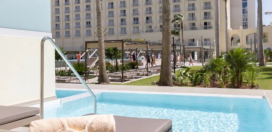 Habitación Elite Club con piscina privada en el Riu Palace Aruba