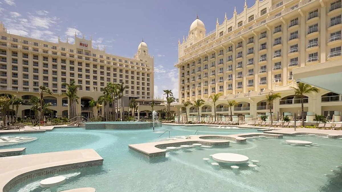 Piscinas rediseñadas del Riu Palace Aruba, junto a la playa de Palm Beach
