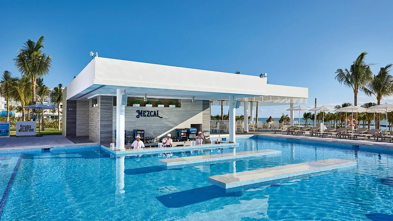 Riu Palace Costa Mujeres – piscinas y bar en el agua
