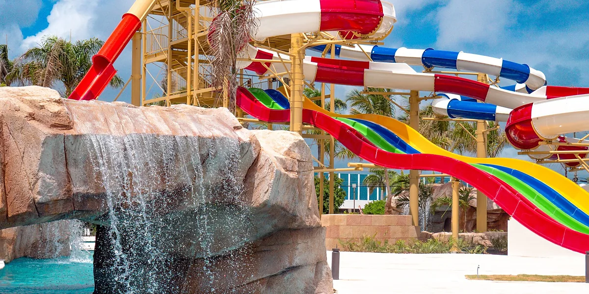 Wyndham Alltra Punta Cana – parque acuático con río lento y toboganes en Uvero Alto